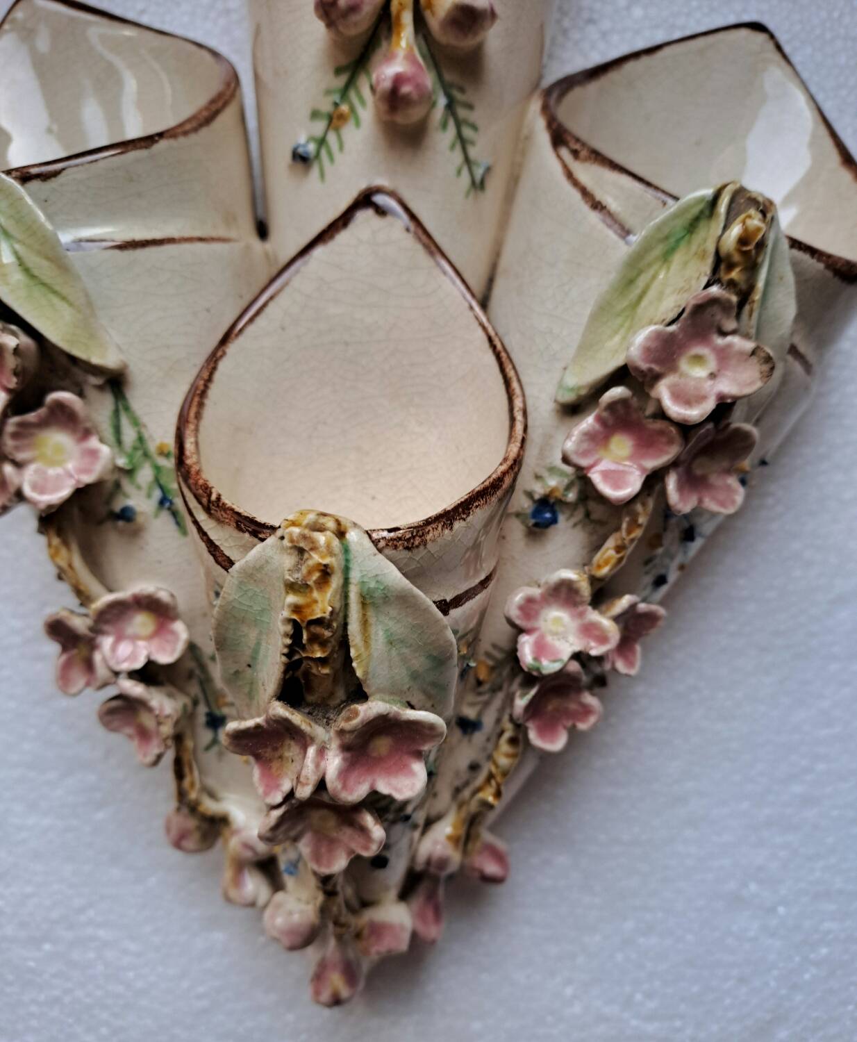 Paire de bouquetiéres en barbotine