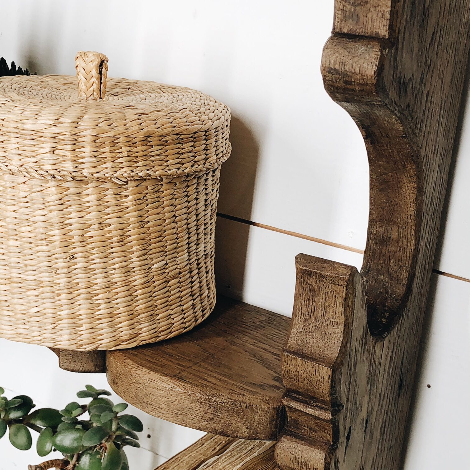 Artisanal shelf in raw wood