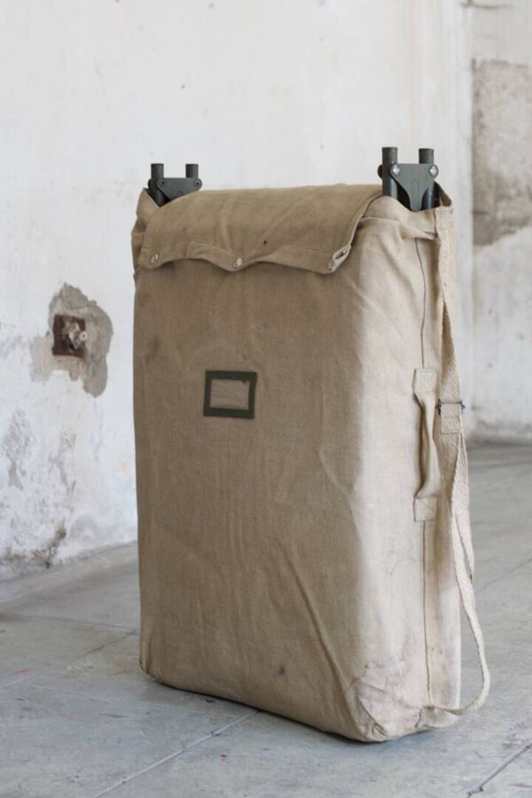 Transat repos lit de camp armée française avec matelas et sac / Jardin 1960