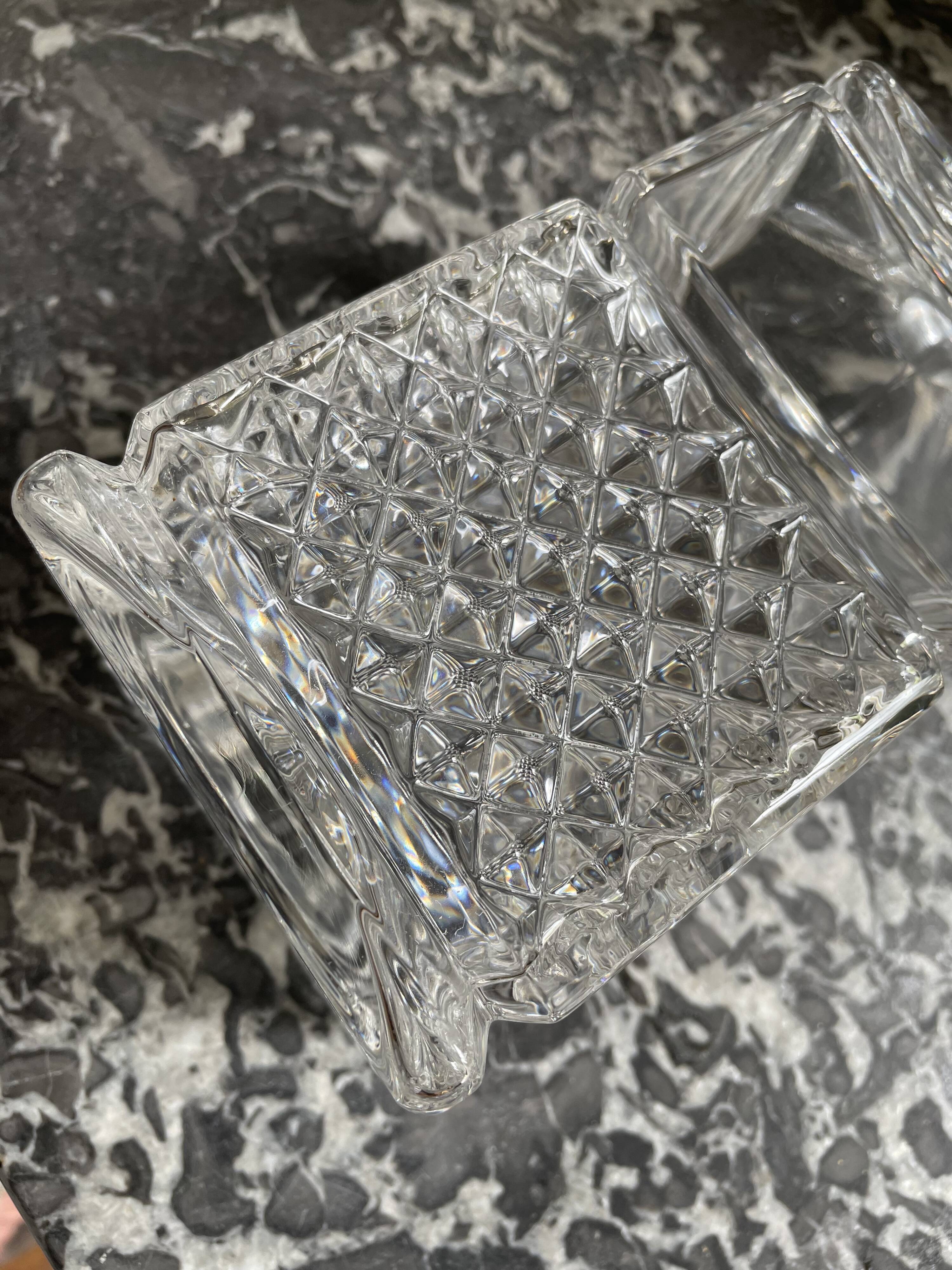 Vintage crystal decanter diamond tip