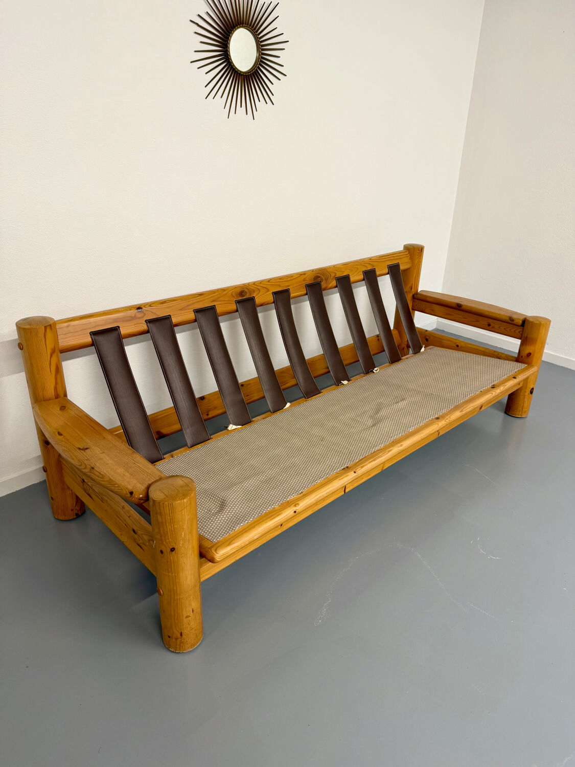 Canapé en pin massif et bouclette design scandinave des années 70