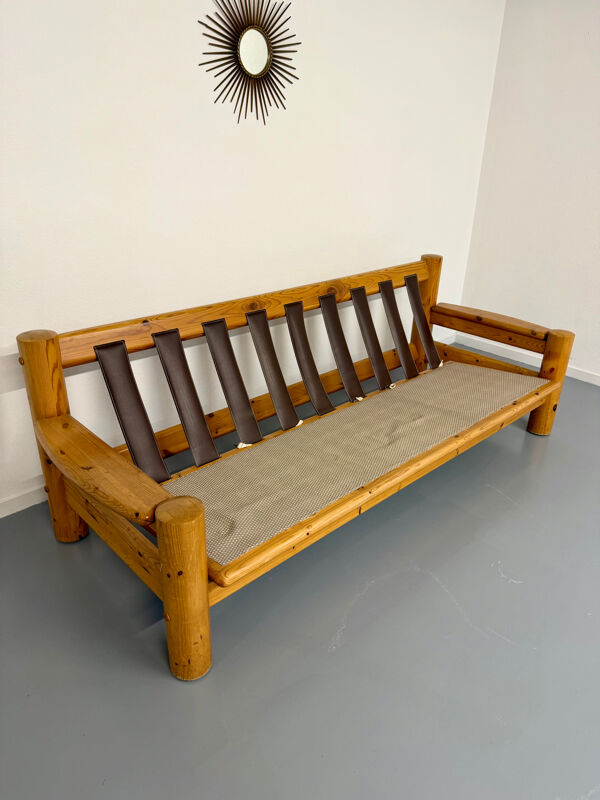 Canapé en pin massif et bouclette design scandinave des années 70