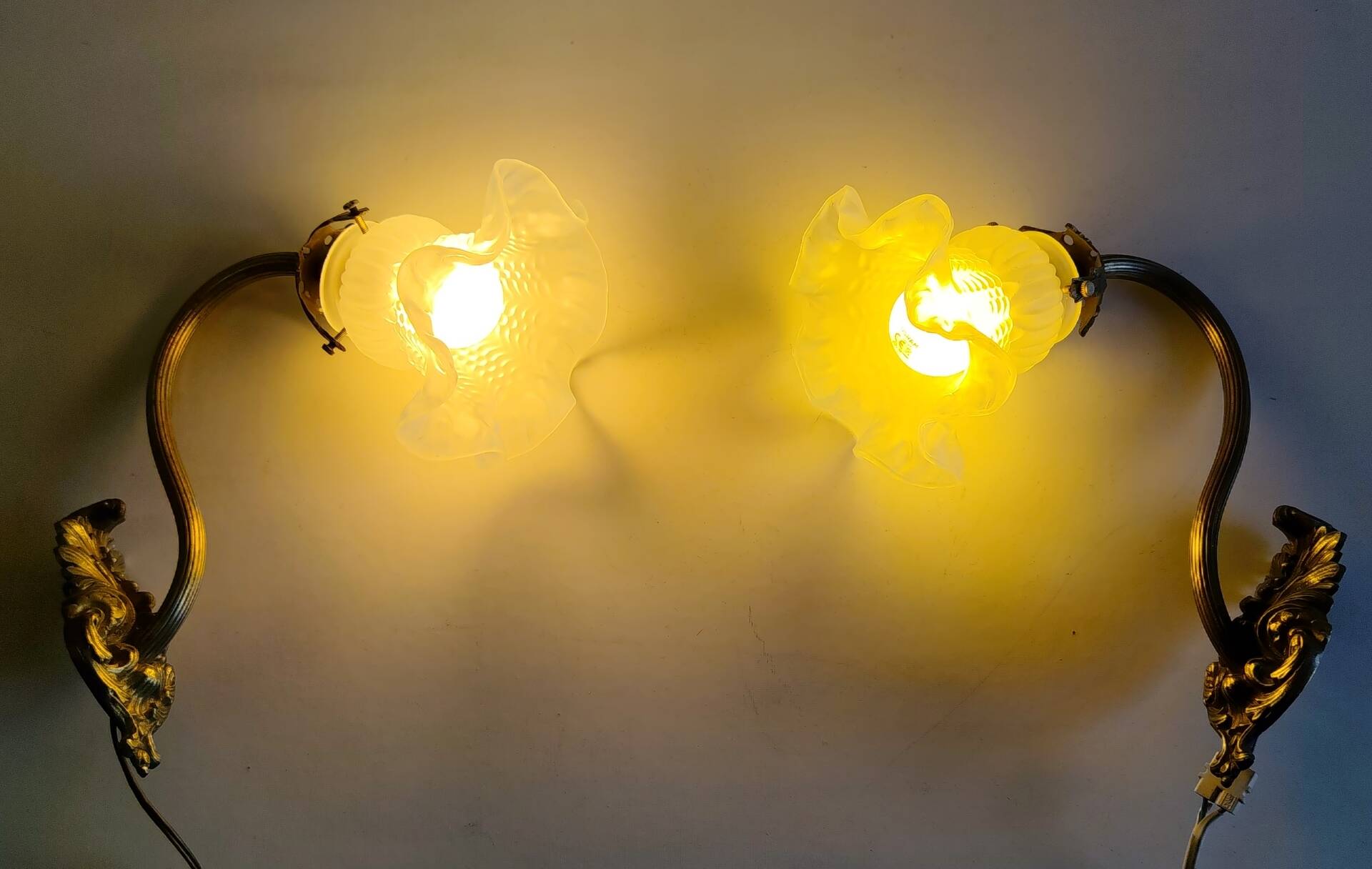 Swan neck wall lights in bronze and glass - early 20th century.