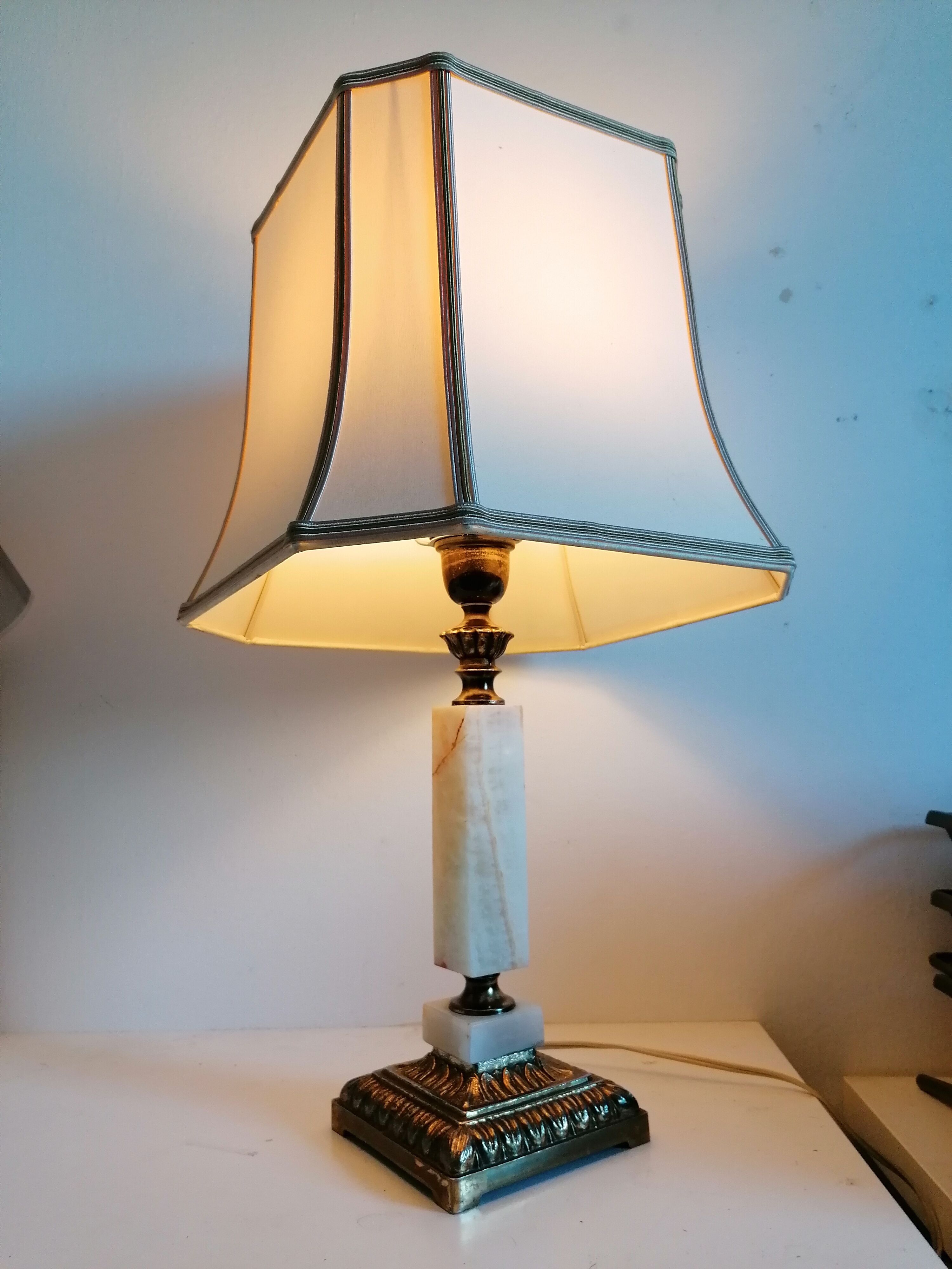 Bronze and alabaster foot lamp vintage art deco style