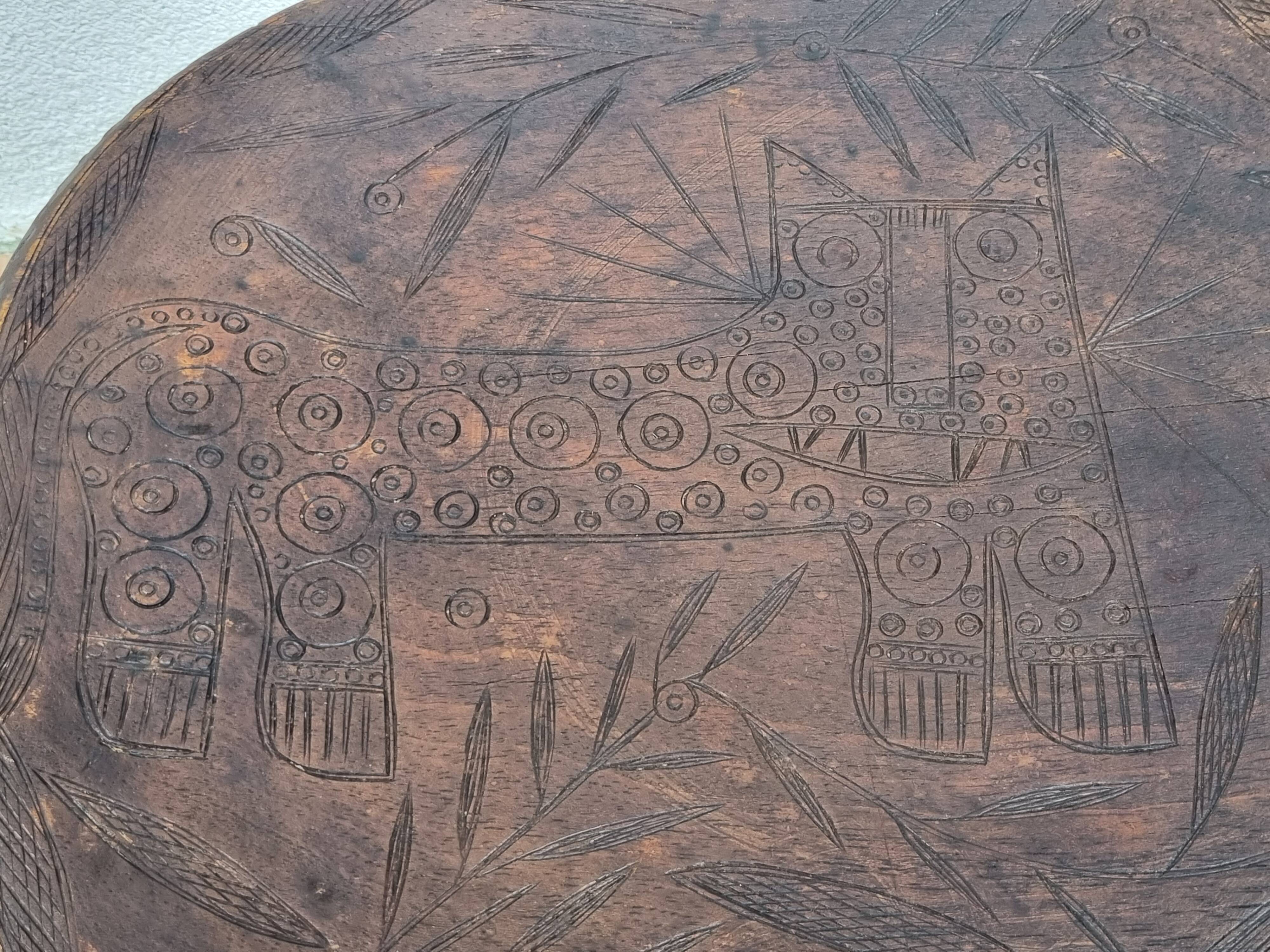African monoxyle side table in carved wood with a curved top, 48x36 cm.