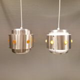 Deux suspensions Space-Age, en aluminium argenté avec prismes orange.