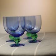 Verres à pieds vintage fins bleus et verts