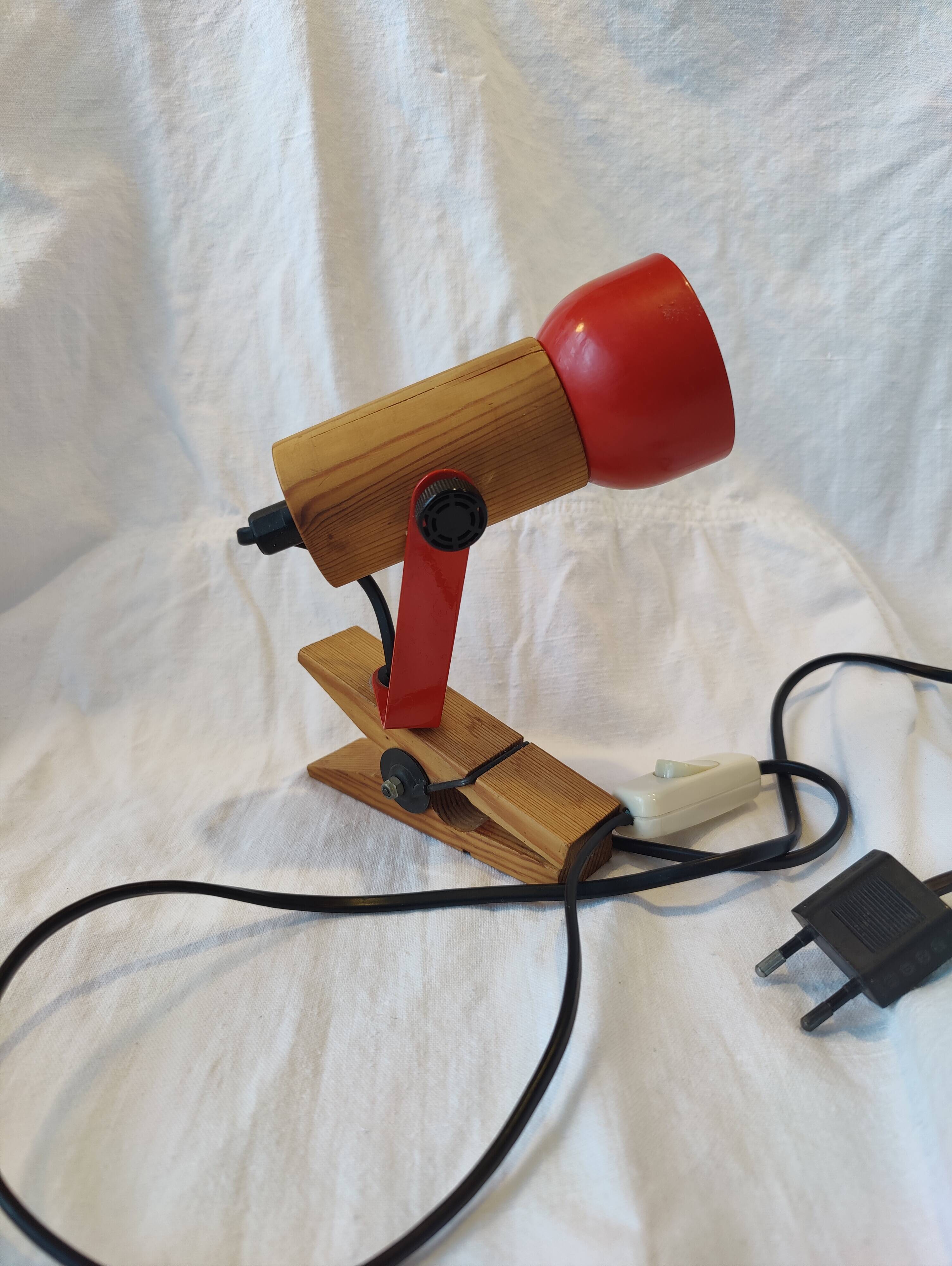 Spot vintage à pince bois et métal rouge