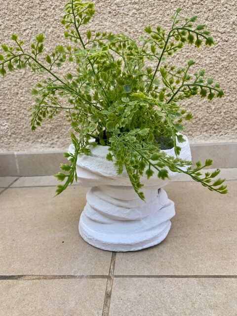Cache pot design bleached