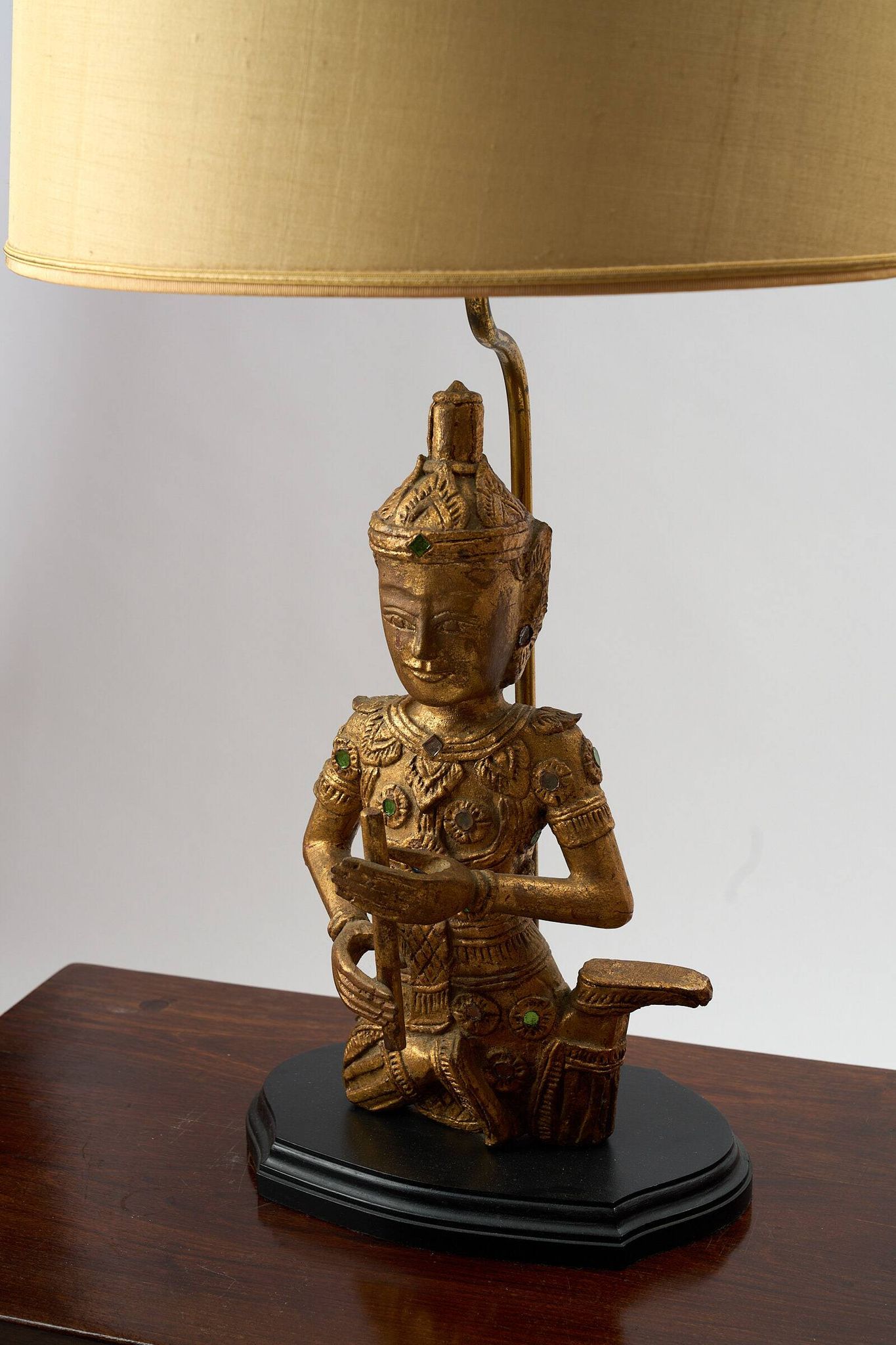 Paire de lampes  de table Bouddha en bois avec abat-jours