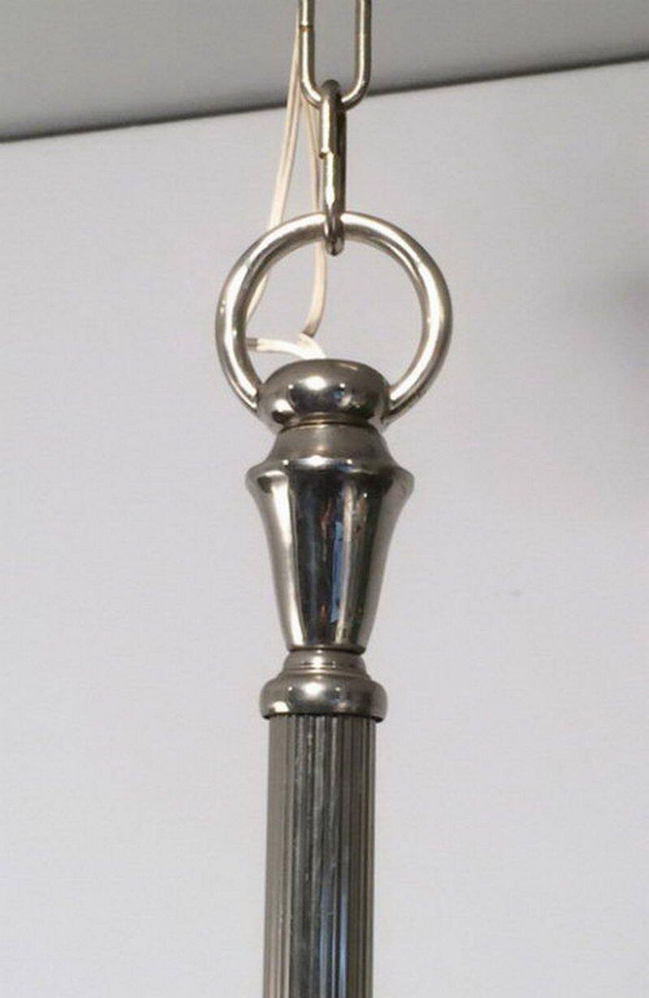 Lustre de style néoclassique en métal argenté à 12 bras de lumière