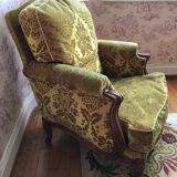 Fauteuil en velours jaune doré et merisier style Louis XV