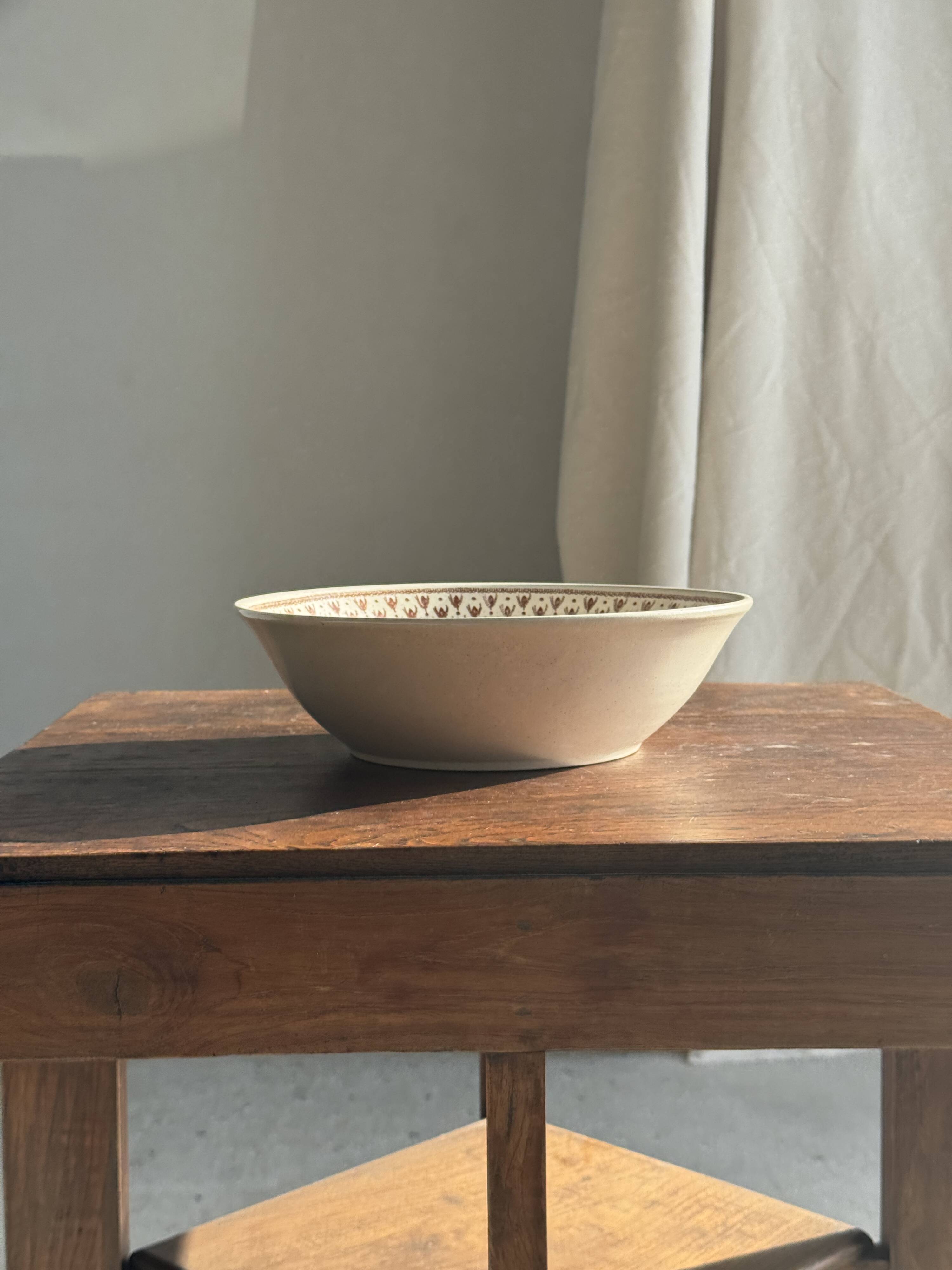 Set of a salad bowl and a vintage brown circular dish D28.