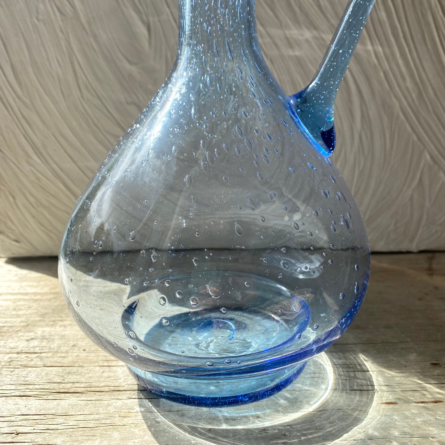 Pichet en verre soufflé bleu 30 cm