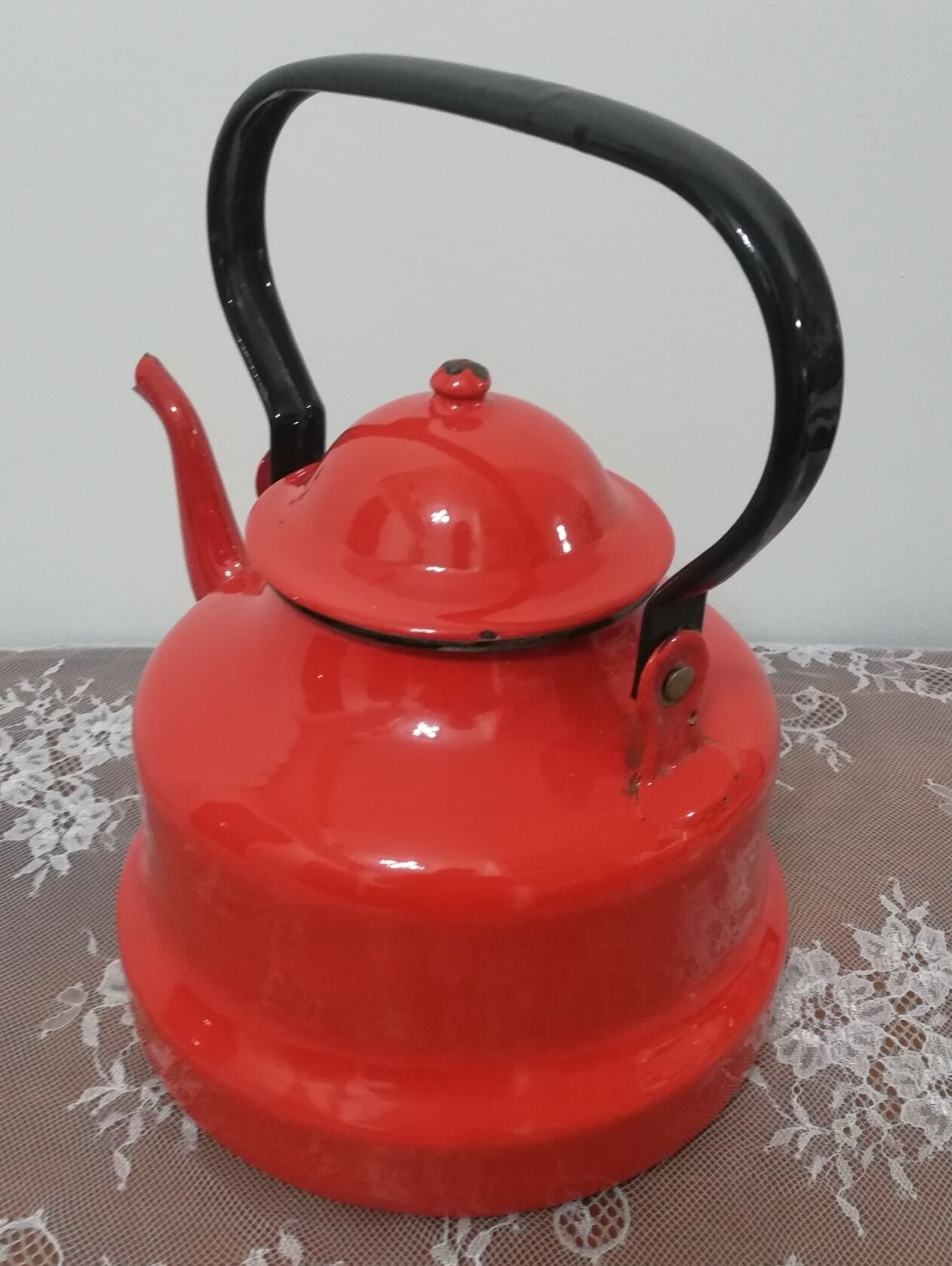 Red enamelled sheet metal kettle