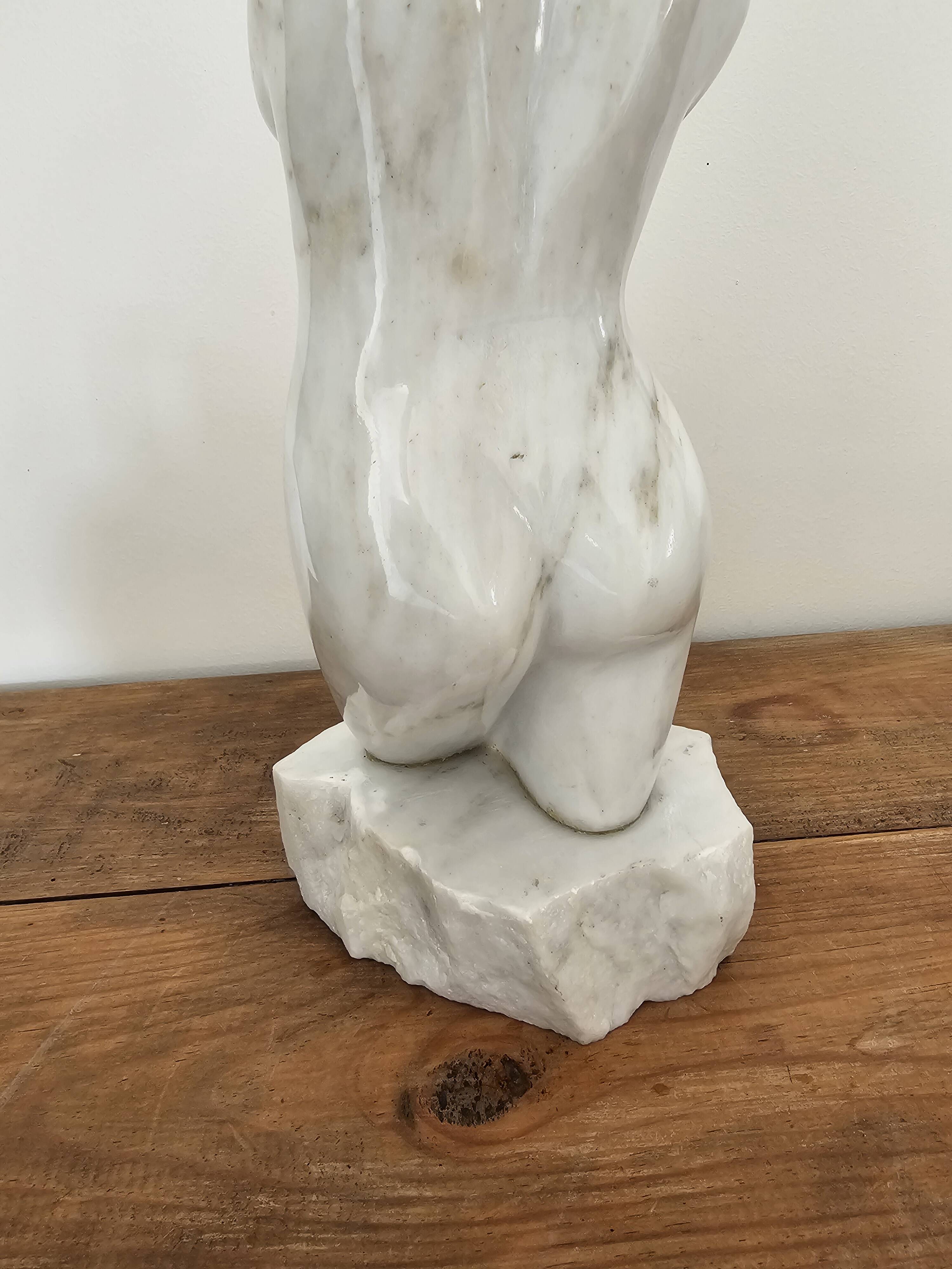 Sculpture of a female torso in white marble.