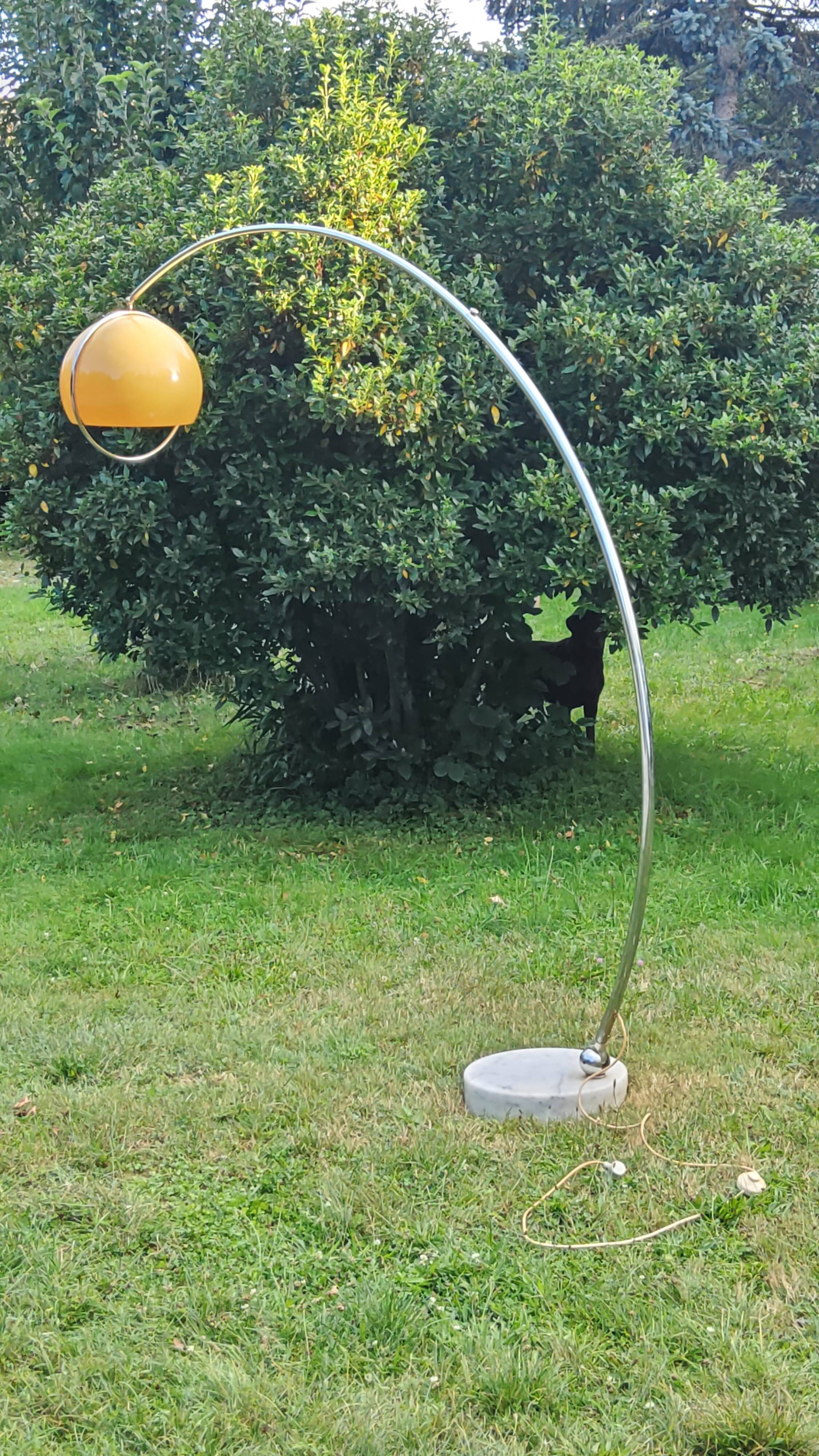 Arco telescopic design floor lamp from the 70s, marble base, chrome rod, plastic lampshade