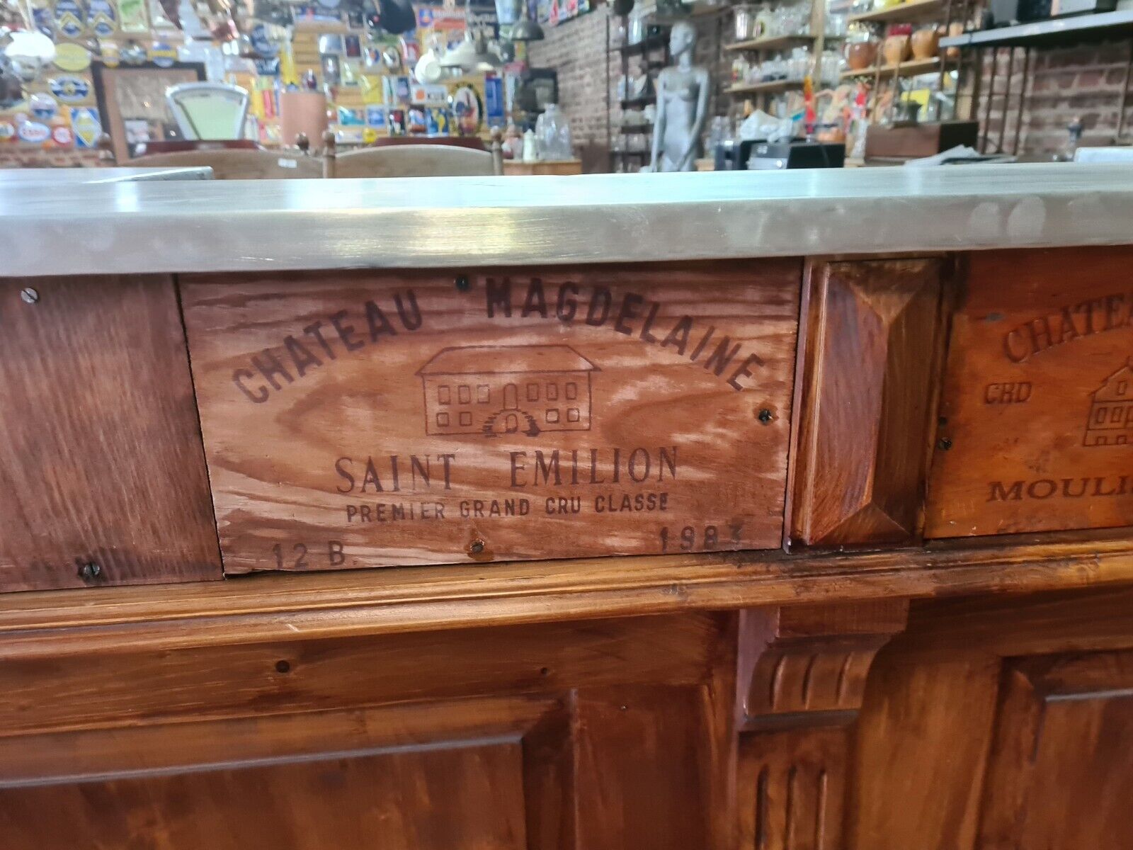 Coffee counter with zinc tray