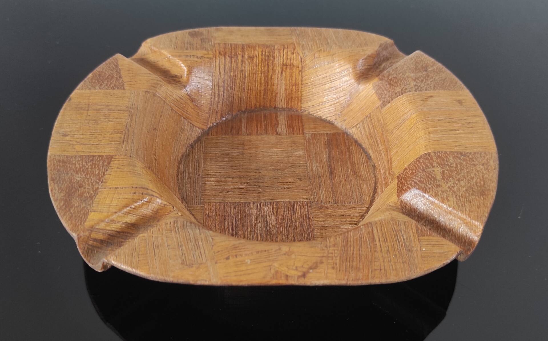 Vintage wooden inlaid ashtray or pocket tray – Design