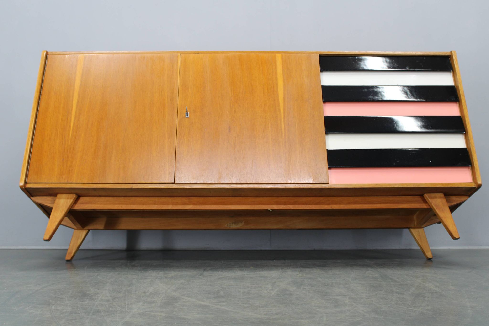 Buffet des années 60 par Jiří Jiroutek, Tchécoslovaquie.