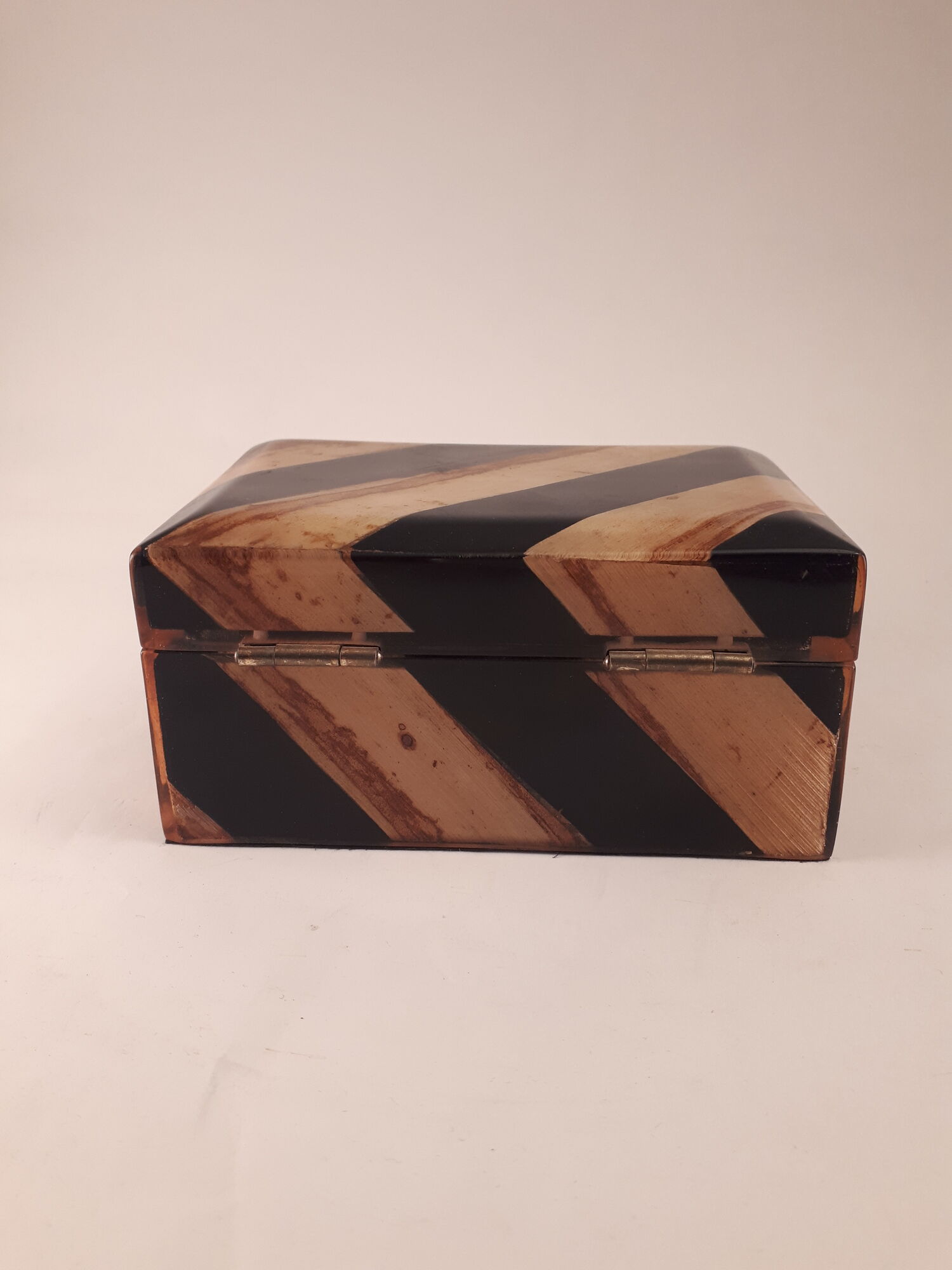 Box with black striped and vintage fawn 80