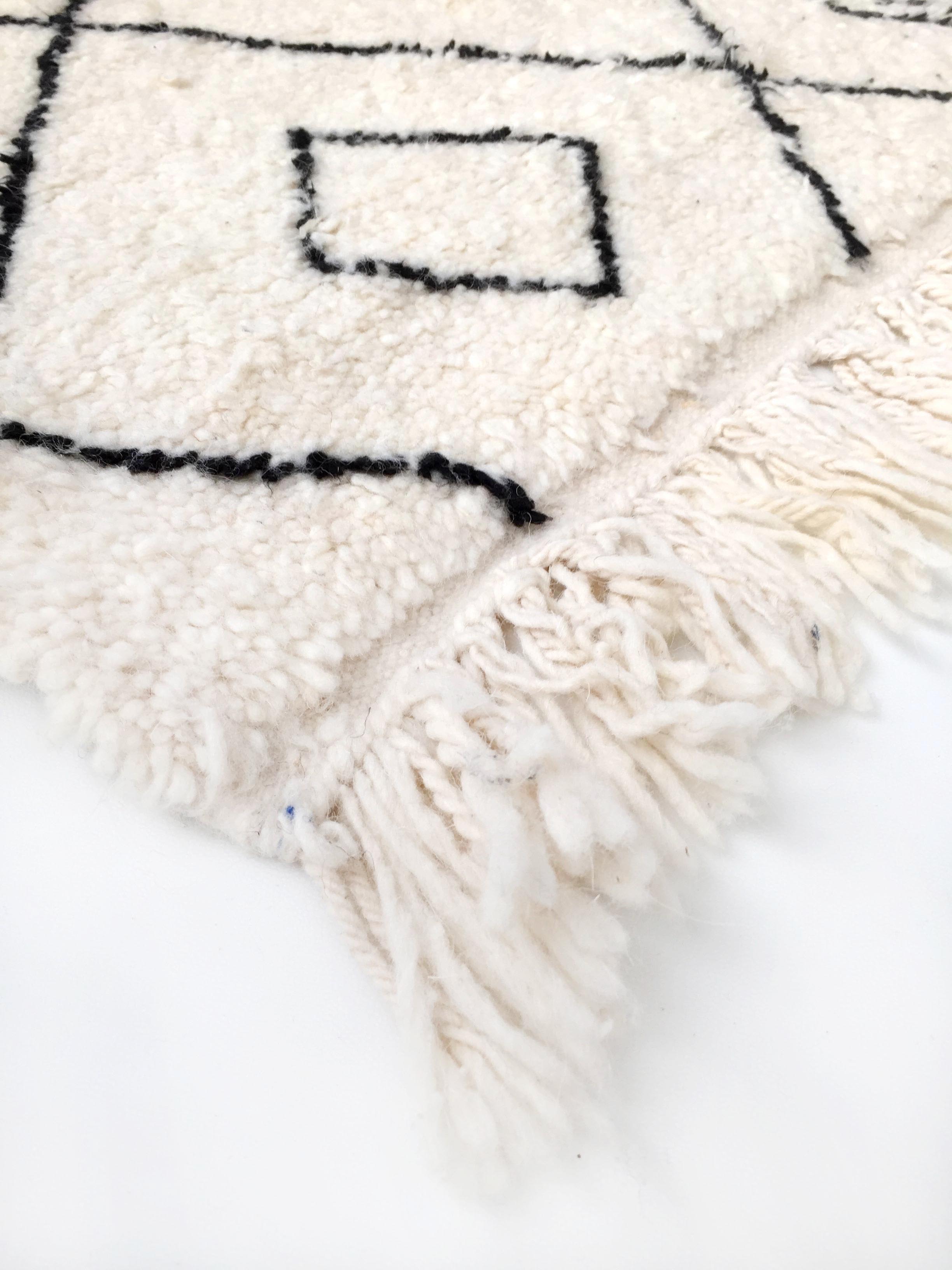 Berber carpet Beni Ouarain with black diamonds 296x187cm