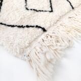 Berber carpet Beni Ouarain with black diamonds 296x187cm