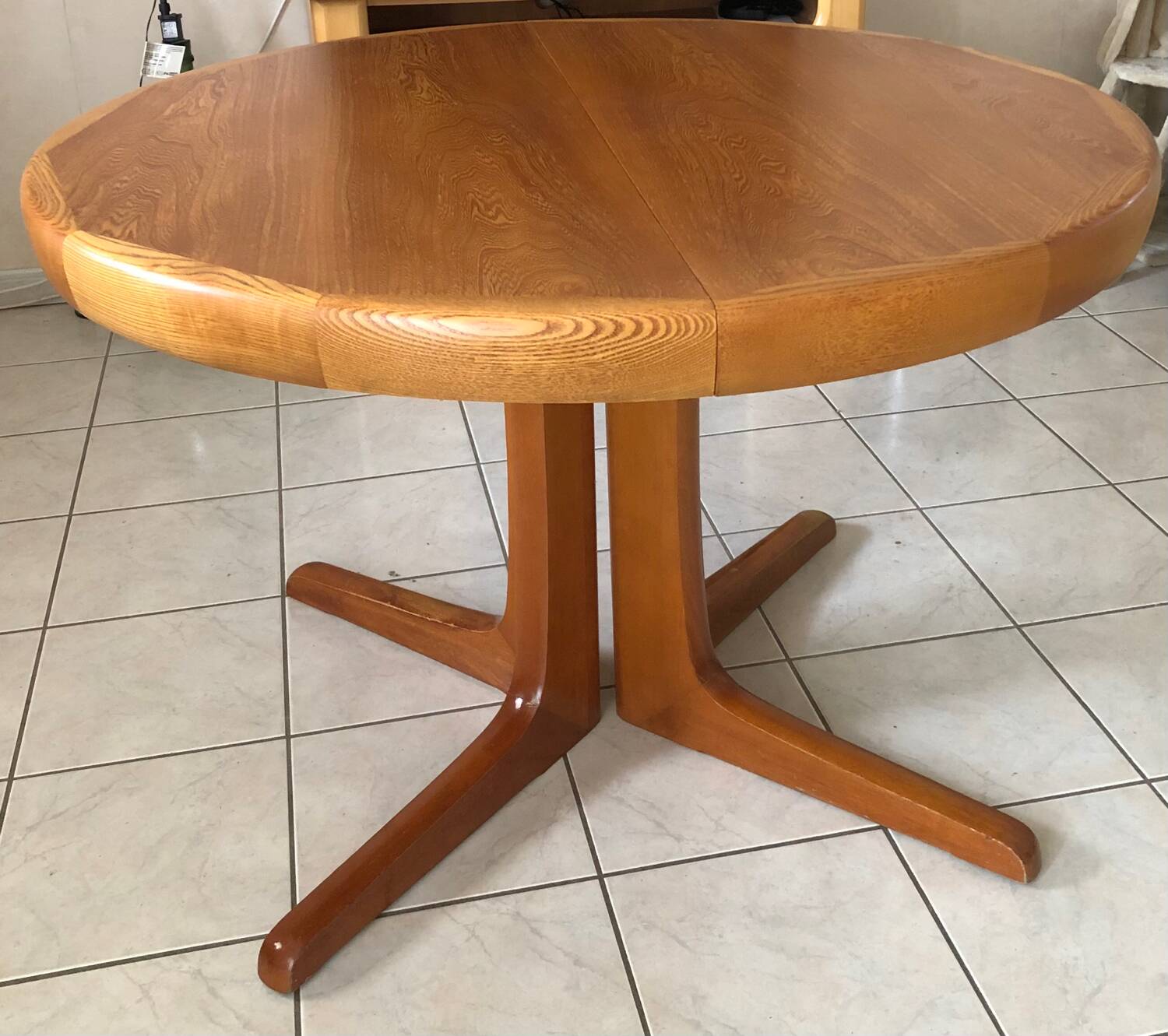 Baumann extendable round table