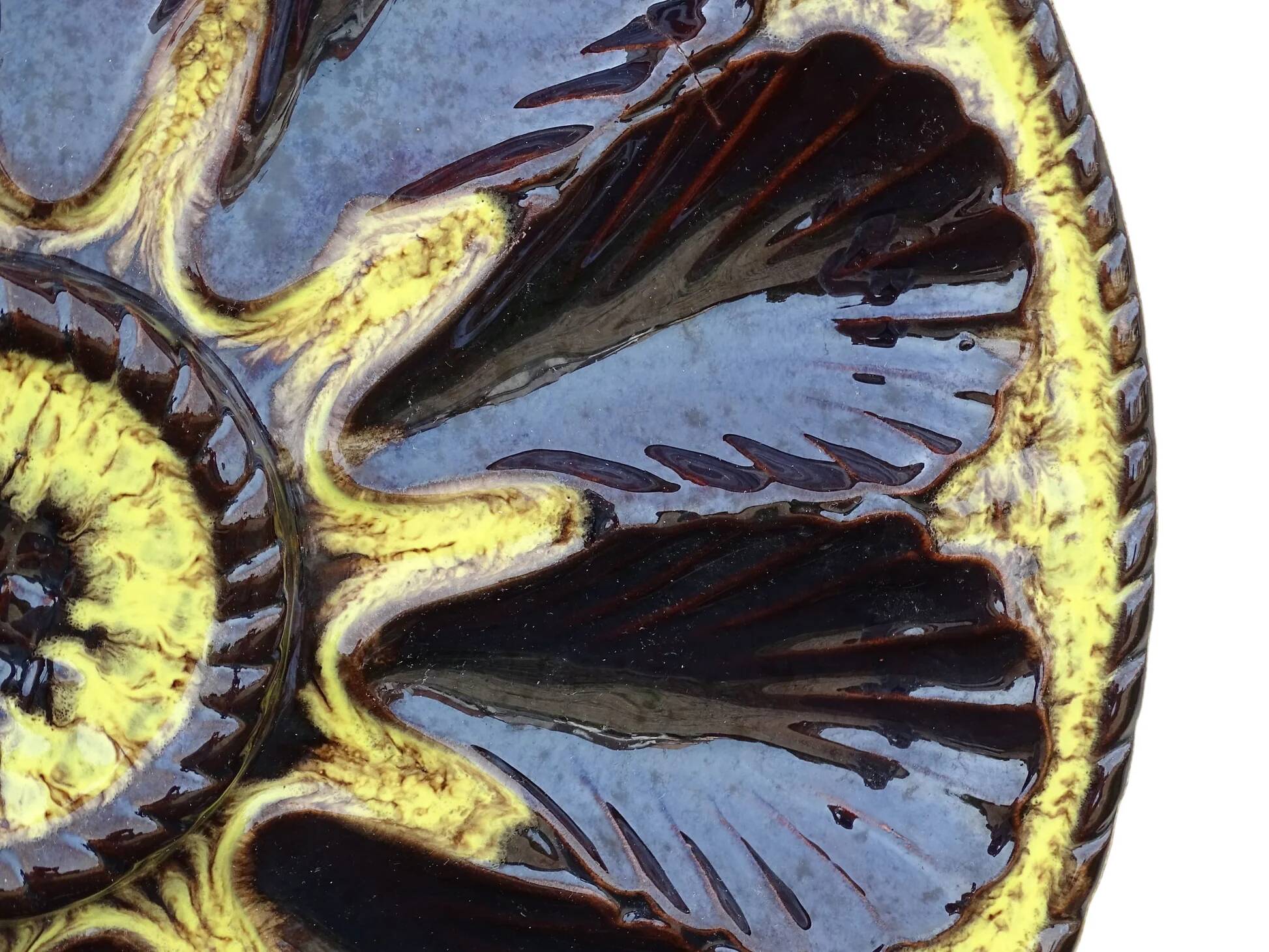 Assiette à huîtres vintage en faïence de Vallauris, signée Marius Giuge.