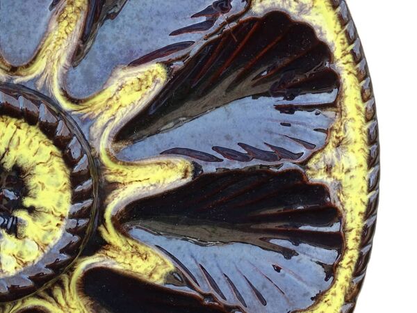 Assiette à huîtres vintage en faïence de Vallauris, signée Marius Giuge.