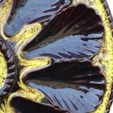 Assiette à huîtres vintage en faïence de Vallauris, signée Marius Giuge.