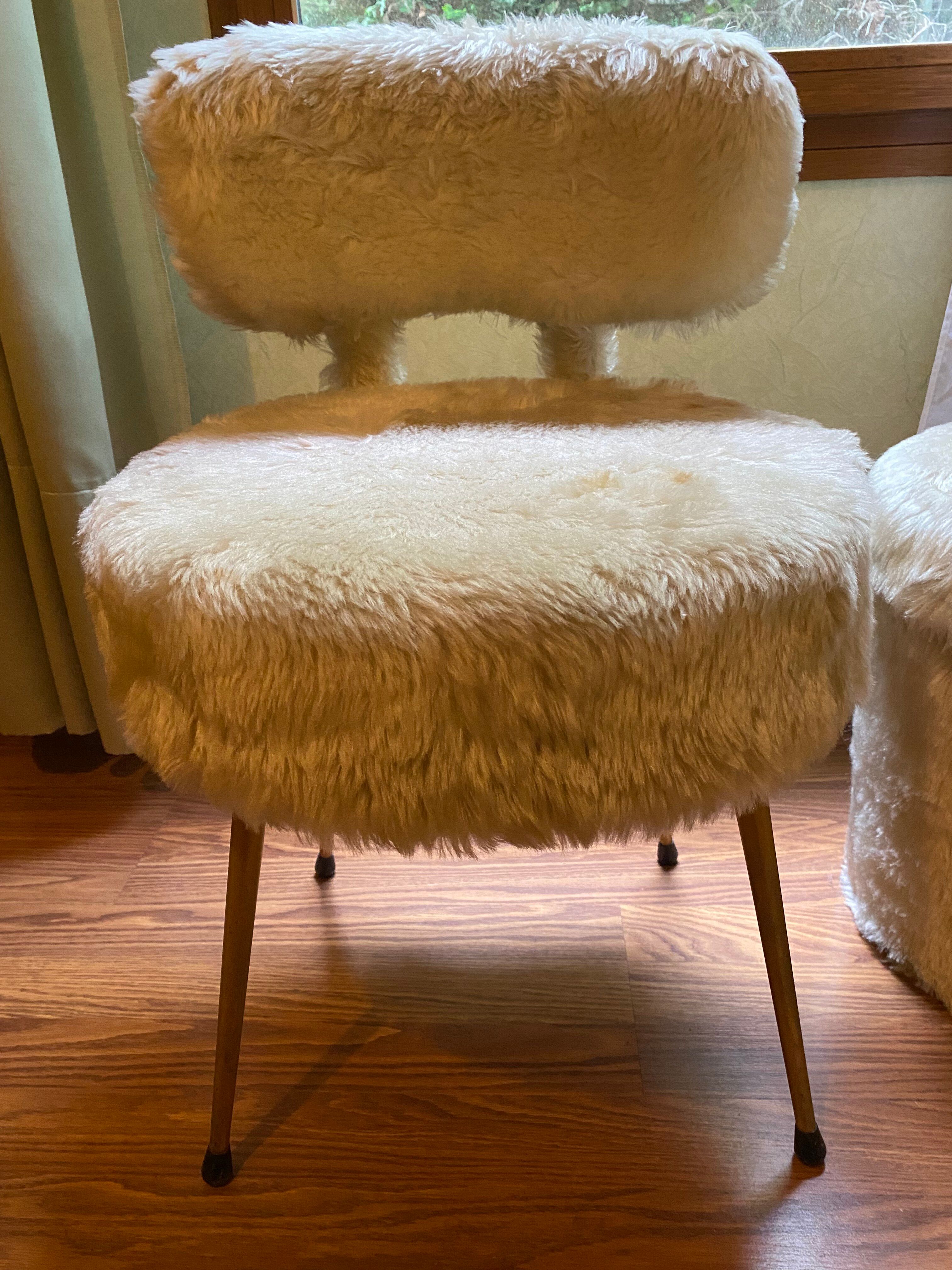 Lot 2 chaises et un pouf Pelfran