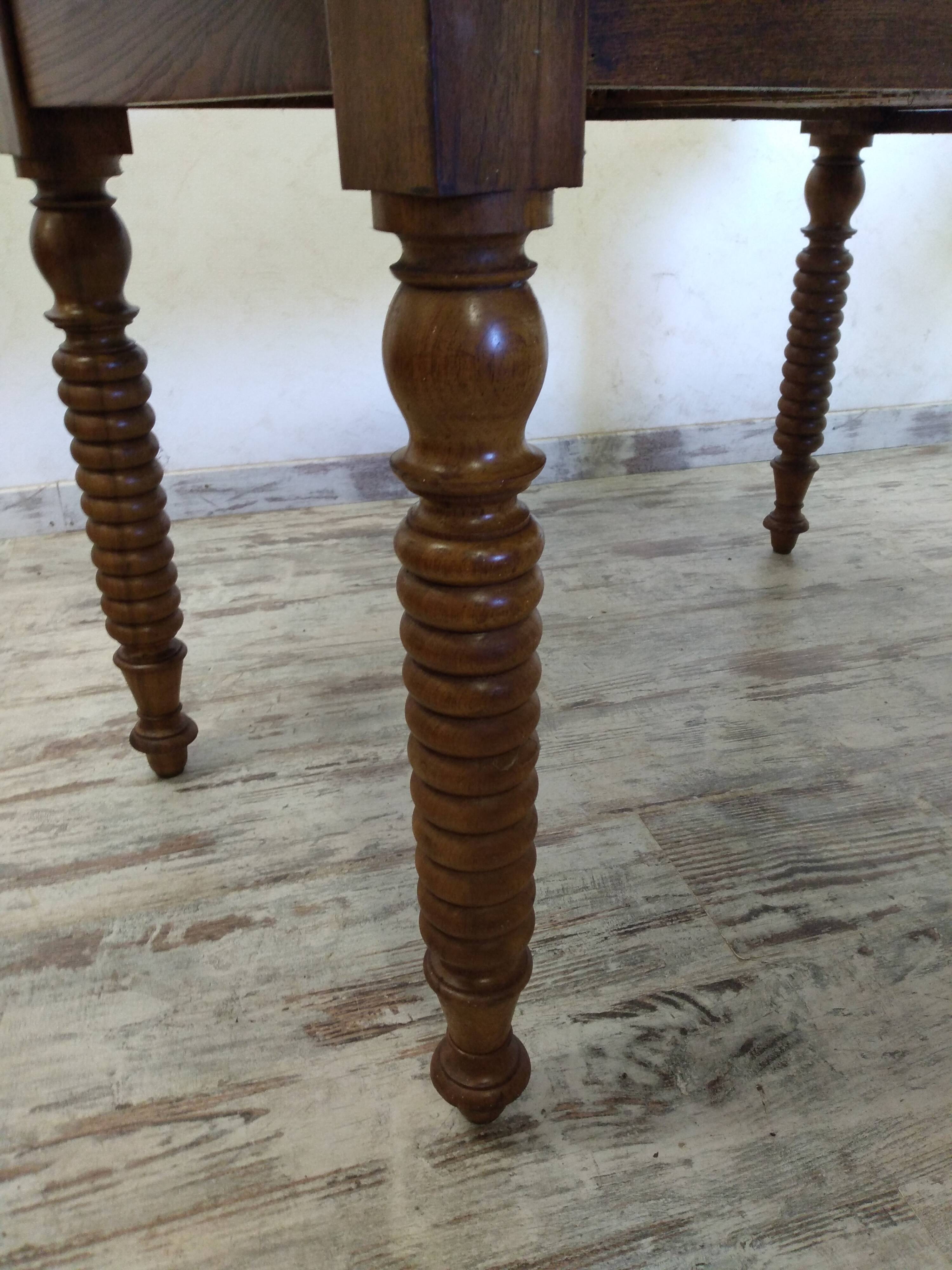 Drop-leaf table