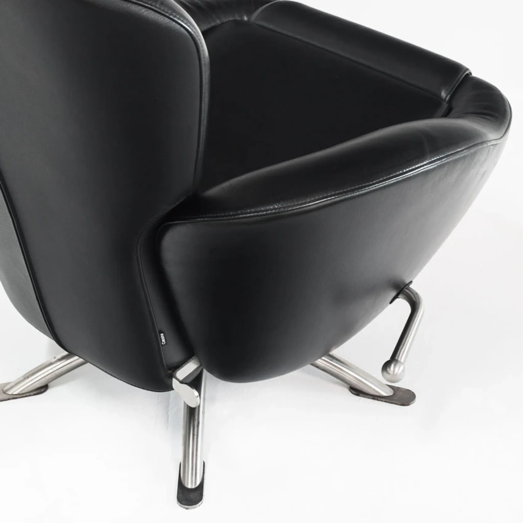 "Dodo" armchair in black leather. Design by Toshiyuki Kita. Cassina. Italy.