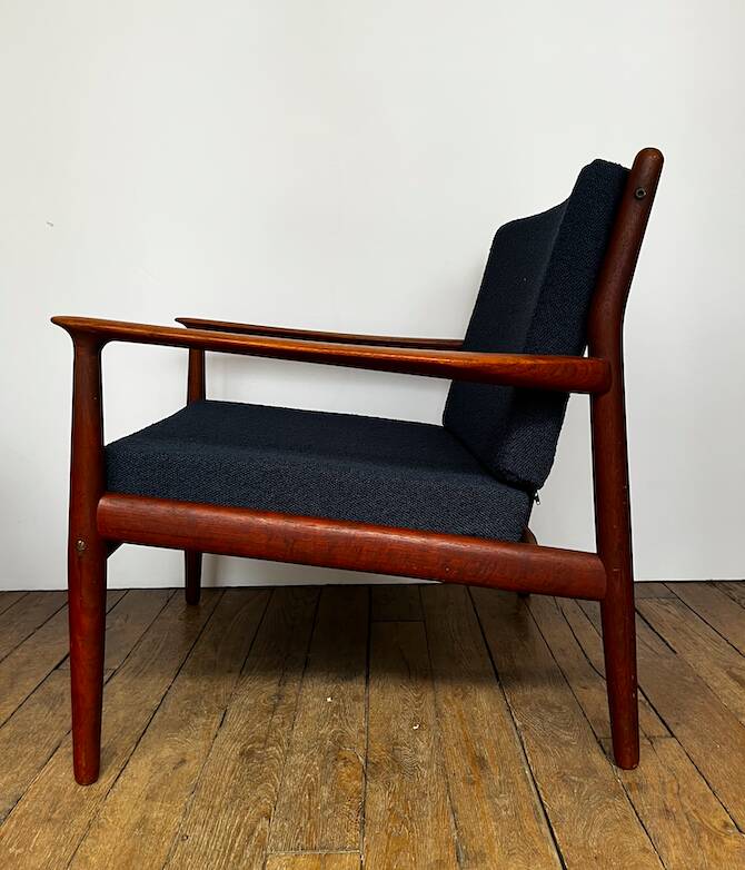 Fauteuil danois en teck et bouclette bleu