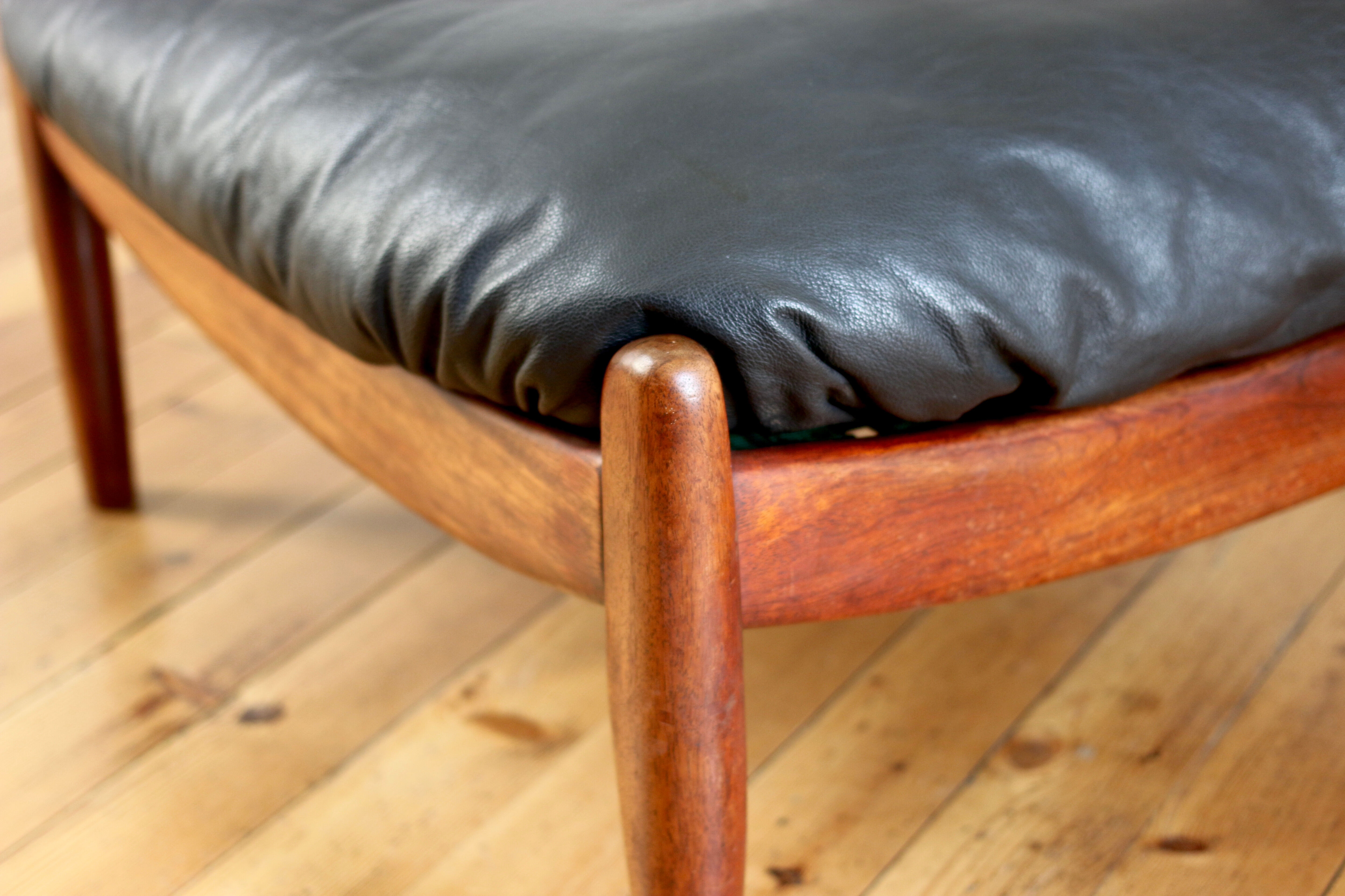 Fauteuil lounge et ottoman scandinave vintage cuir 1960