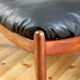Fauteuil lounge et ottoman scandinave vintage cuir 1960