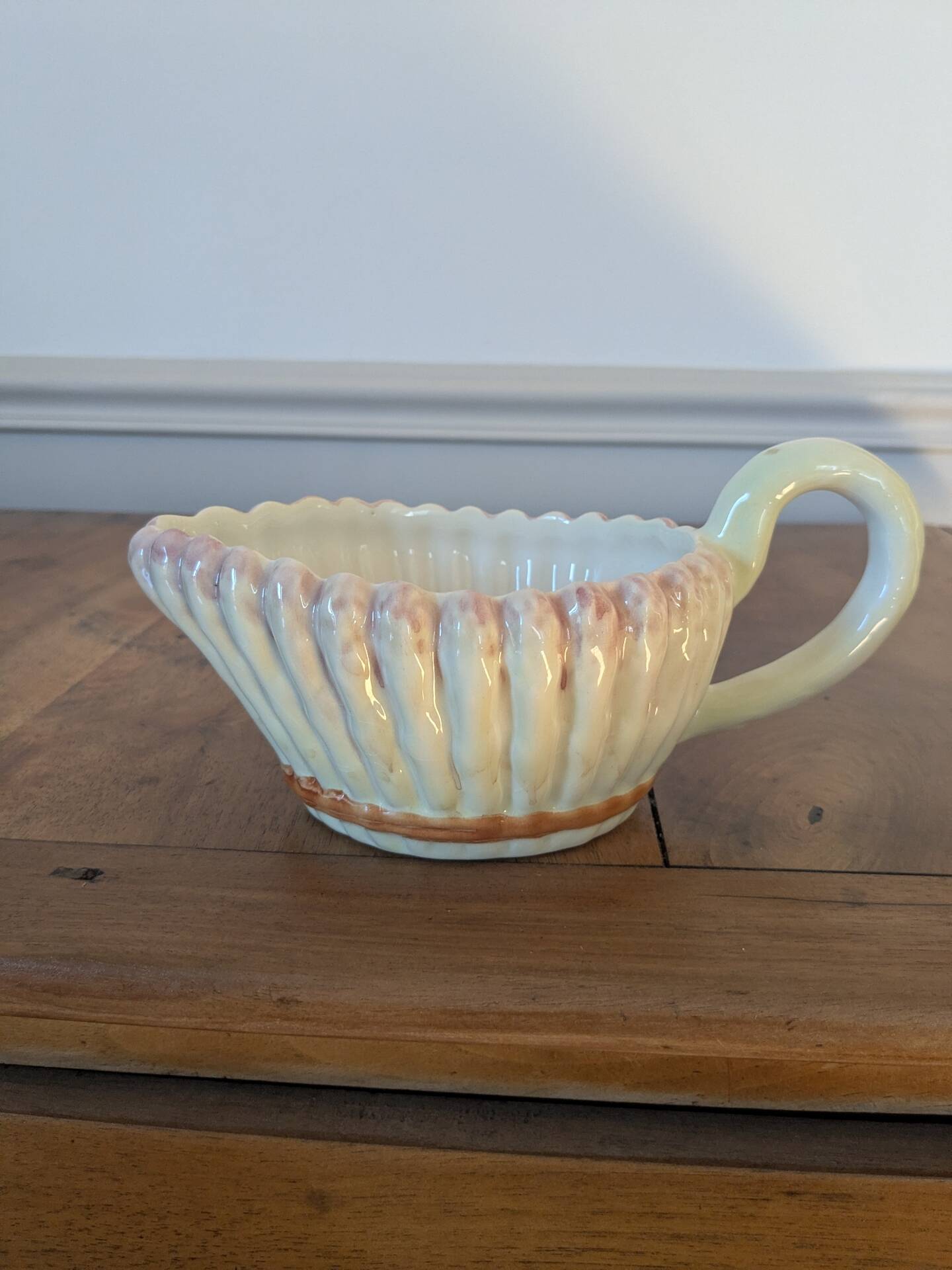 Gravy boat in slipware
