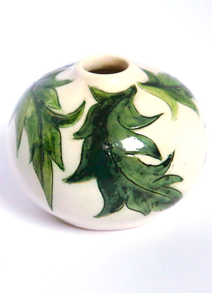 Vase soliflore signé céramique aux feuillages