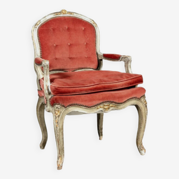 Fauteuil de style Louis XV en bois mouluré et sculpté à patine grise et or