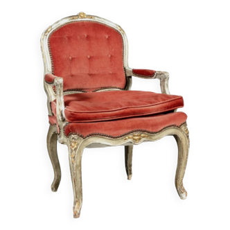 Fauteuil de style Louis XV en bois mouluré et sculpté à patine grise et or