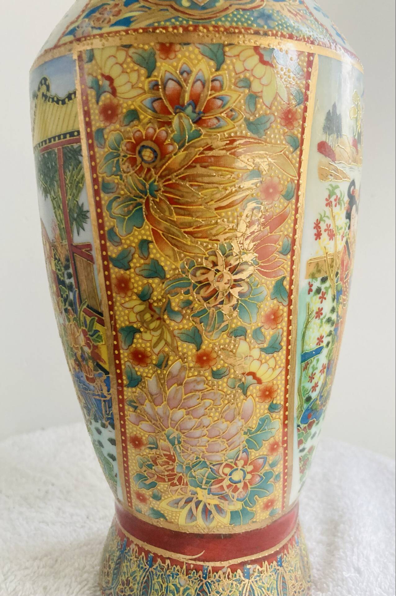 Antique Japanese Satsuma vase, 19th - early 20th century, decorated with geishas.