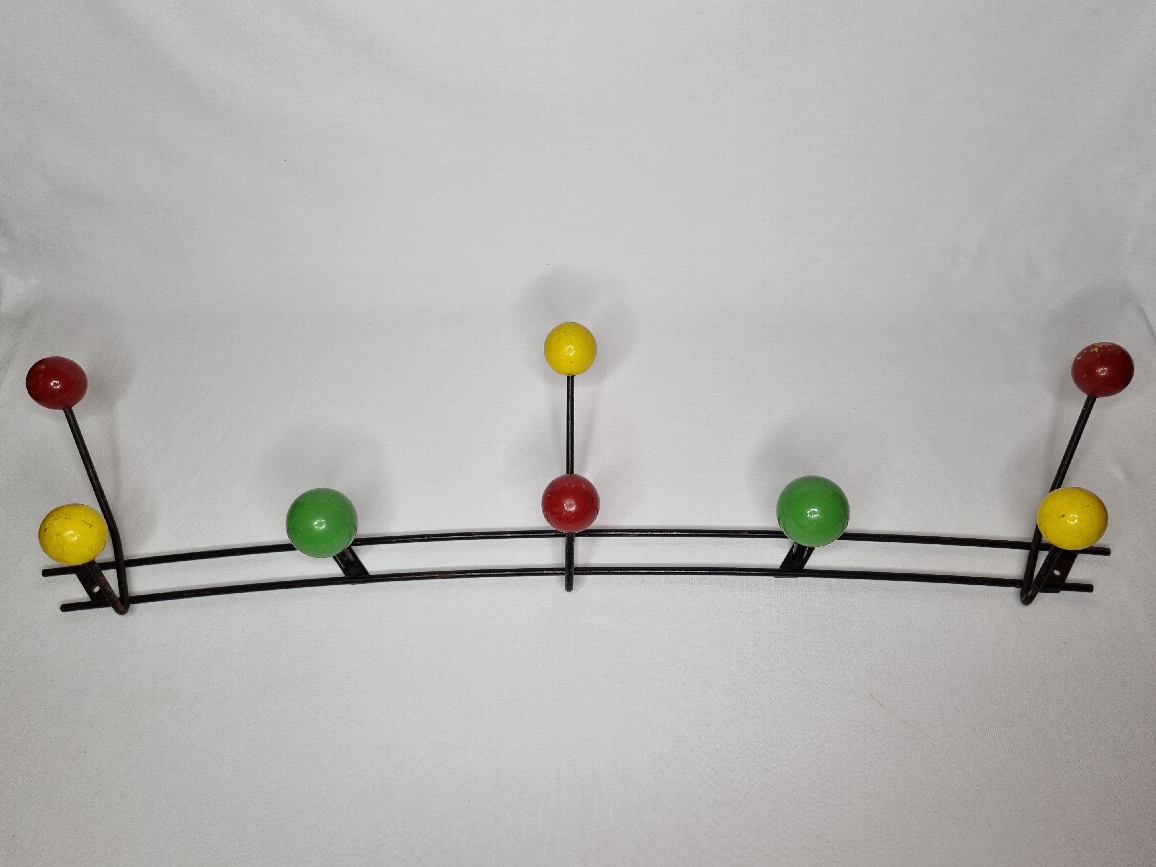 Portemanteau mural en métal et bois mid century, 8 patères, 80 cm