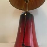 Lampe en verre teinté rouge avec abat-jour plissé