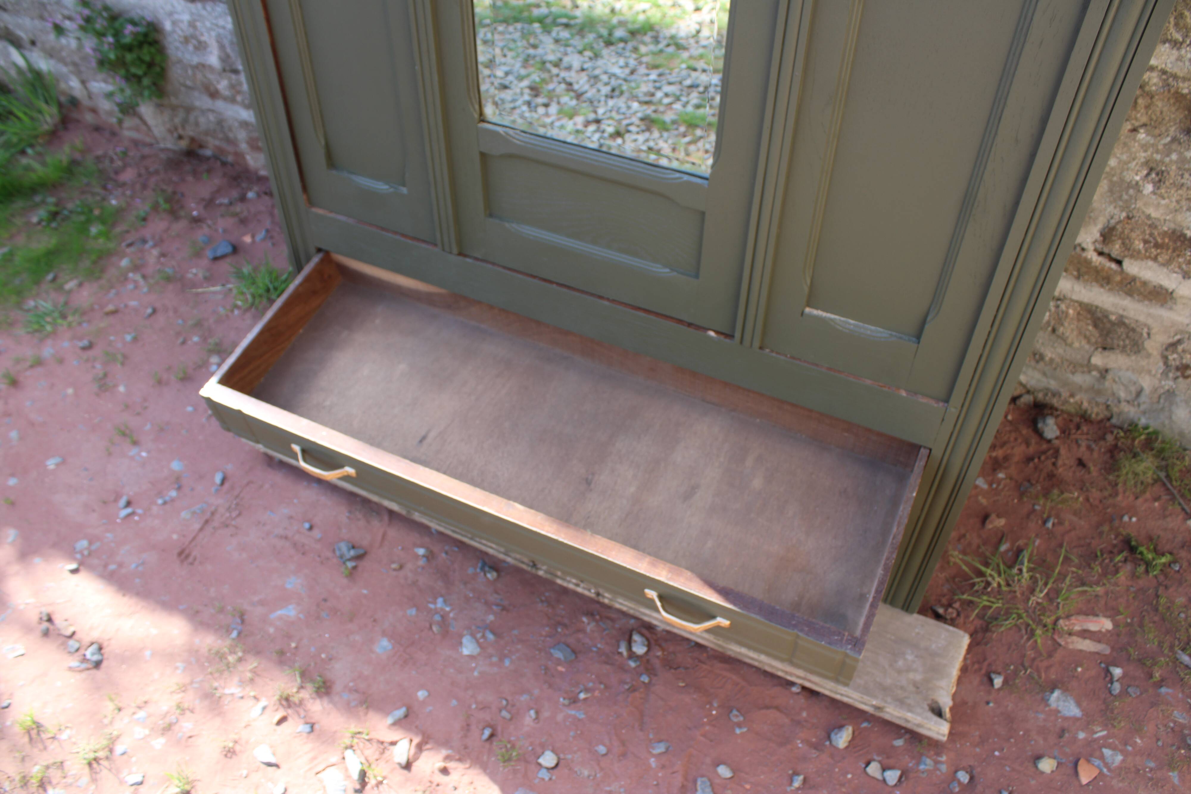 Art Deco wardrobe with three doors – Kaki Barda (Liberon)