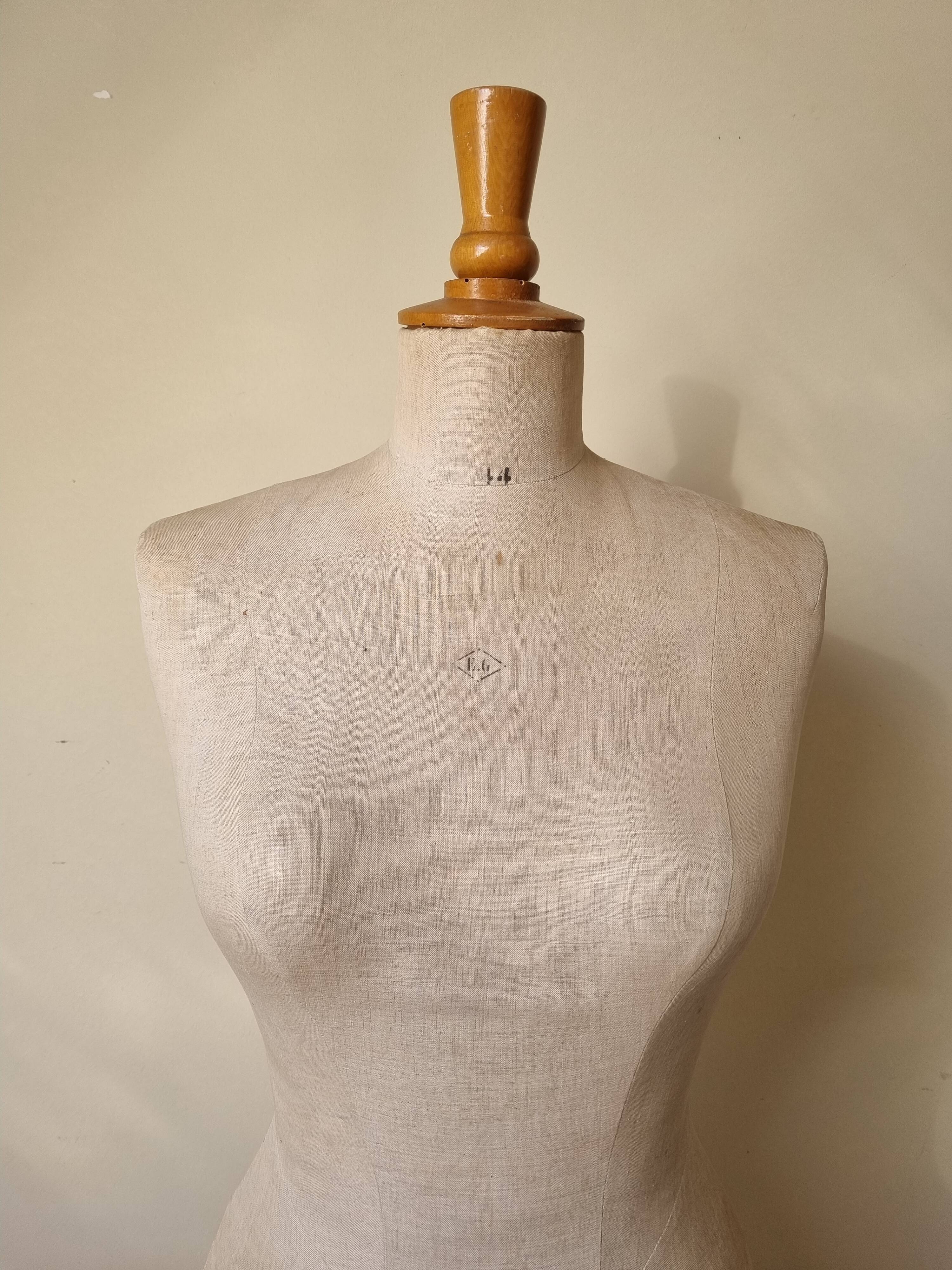 Bust of vintage seamstress Gérard Paris