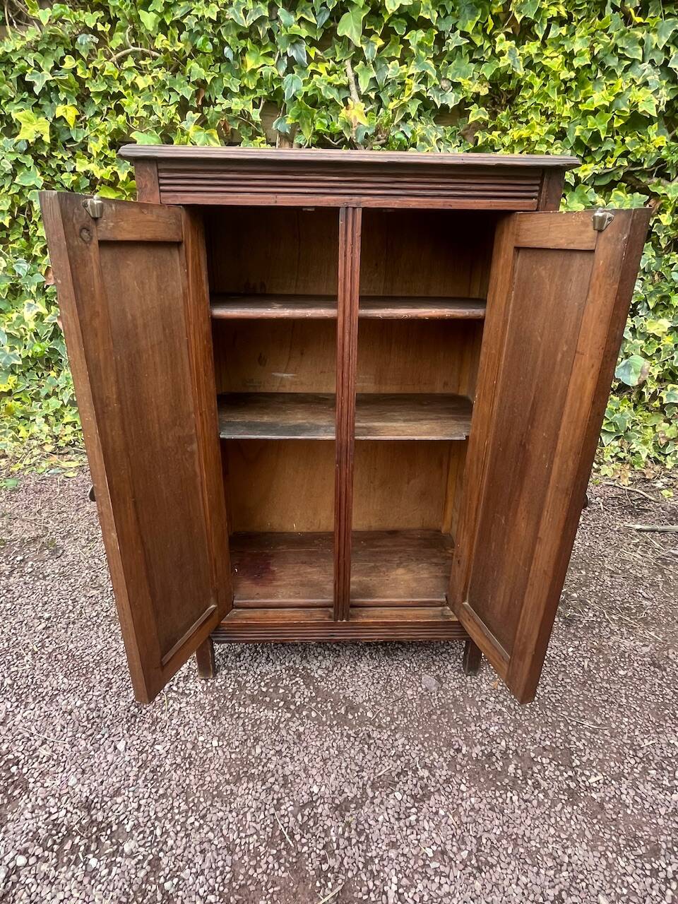 Small cabinet with 2 doors