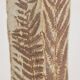 Vase de style Brutaliste en grès, à décor végétal. Années 1970.