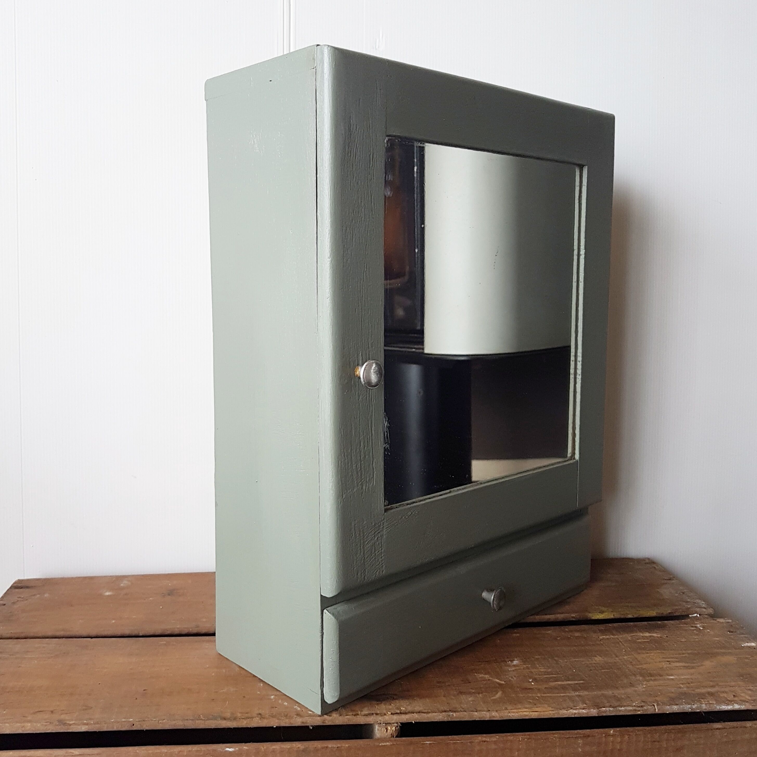 Armoire de toilette des années 50