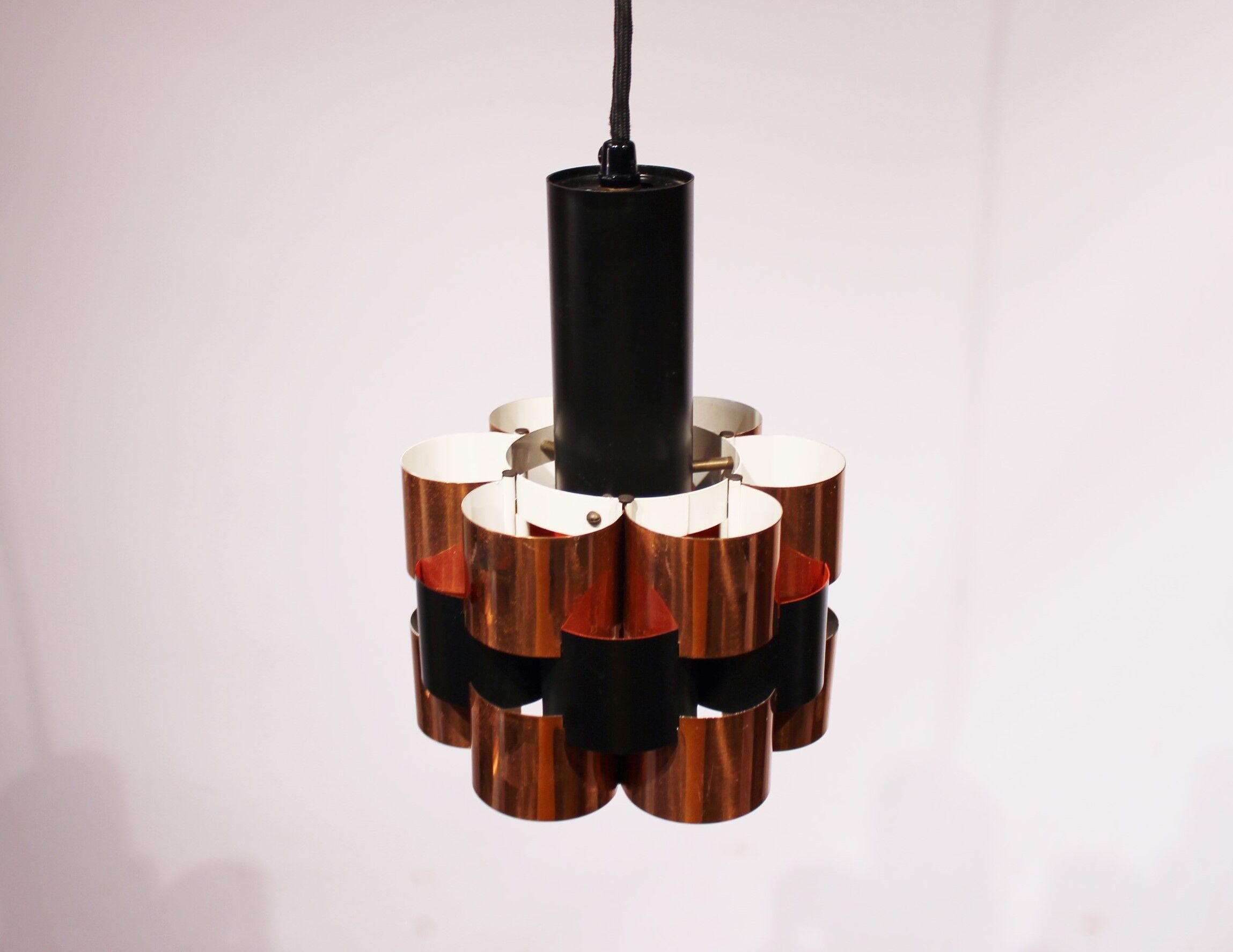 Une paire de lustres en pouces de bois de cordonnier, années 60